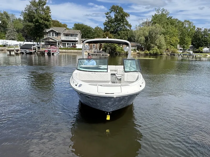Slide: The Image of Sea Ray 250 SDX 2025 - 5