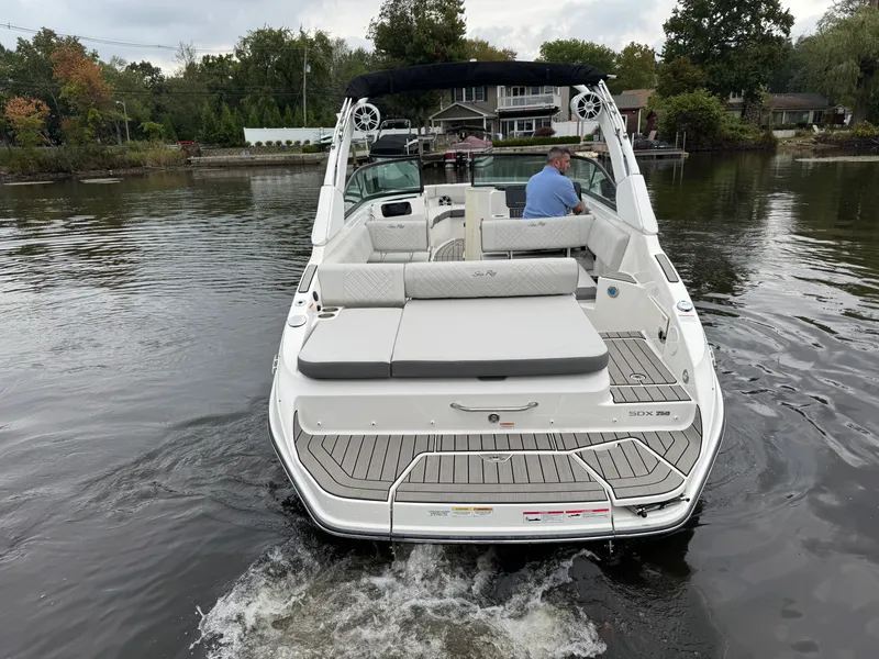 Slide: The Image of Sea Ray 250 SDX 2025 - 6