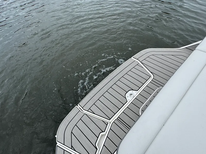 Slide: The Image of Sea Ray 250 SDX 2025 - 7