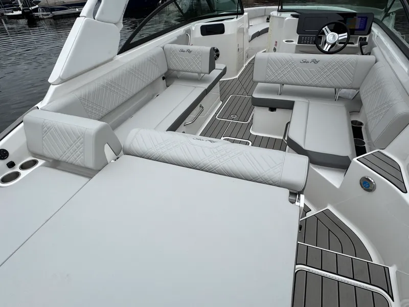 Slide: The Image of Sea Ray 250 SDX 2025 - 8