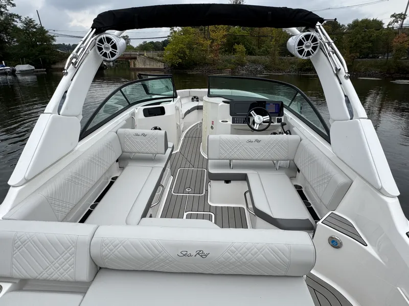 Slide: The Image of Sea Ray 250 SDX 2025 - 9