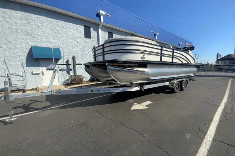 Slide: The Image of Harris 210 Sunliner 2025 - 1