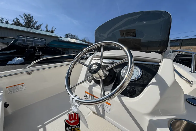 Slide: The Image of Boston Whaler 130 Super Sport 2025 - 10