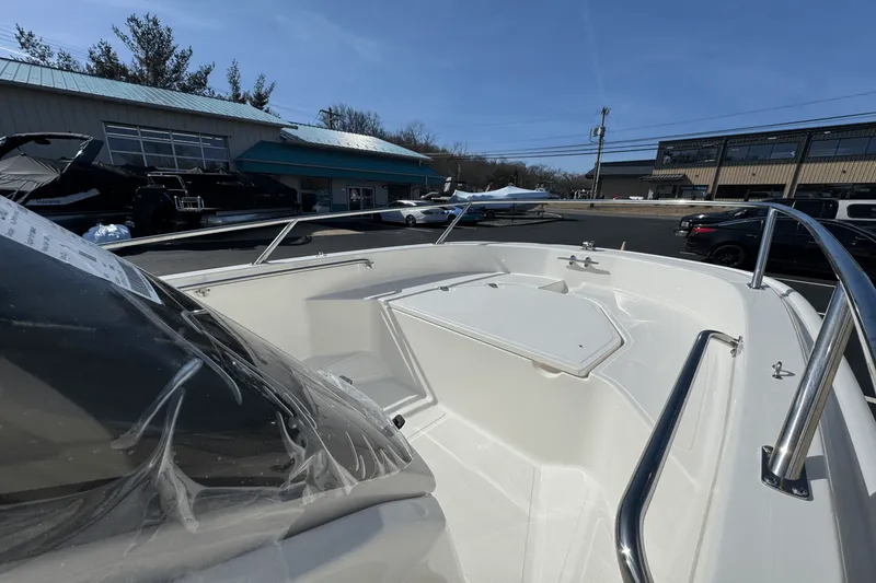 Slide: The Image of Boston Whaler 130 Super Sport 2025 - 15