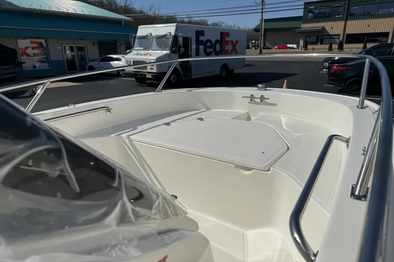 Slide: The Image of Boston Whaler 130 Super Sport 2025 - 16