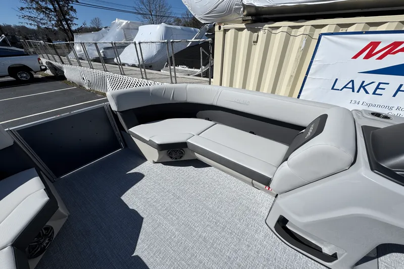 Slide: The Image of Harris Cruiser 190 2025 - 14