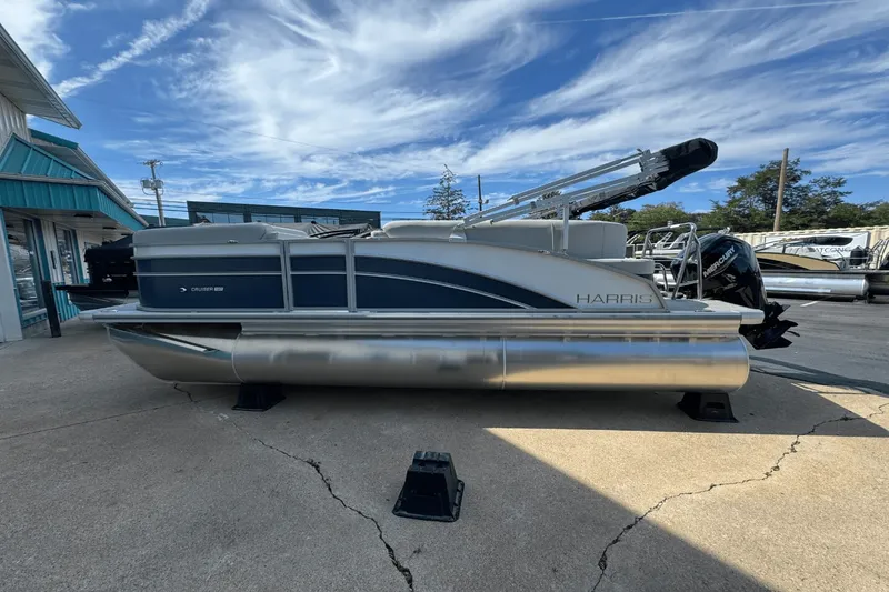 Slide: The Image of Harris Cruiser 190 2025 - 3