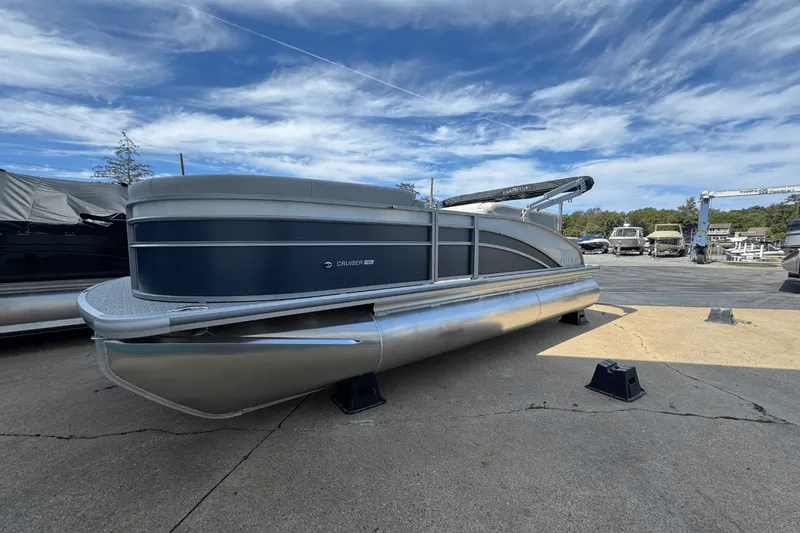 Slide: The Image of Harris Cruiser 190 2025 - 4