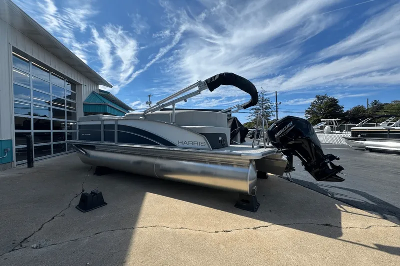 Slide: The Image of Harris Cruiser 190 2025 - 5