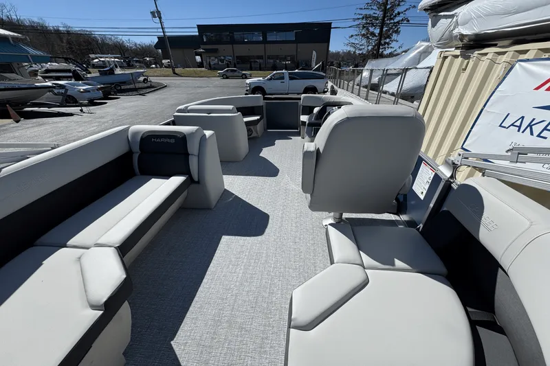 Slide: The Image of Harris Cruiser 190 2025 - 7