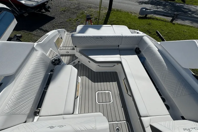 Slide: The Image of Sea Ray SDX 270 2025 - 10