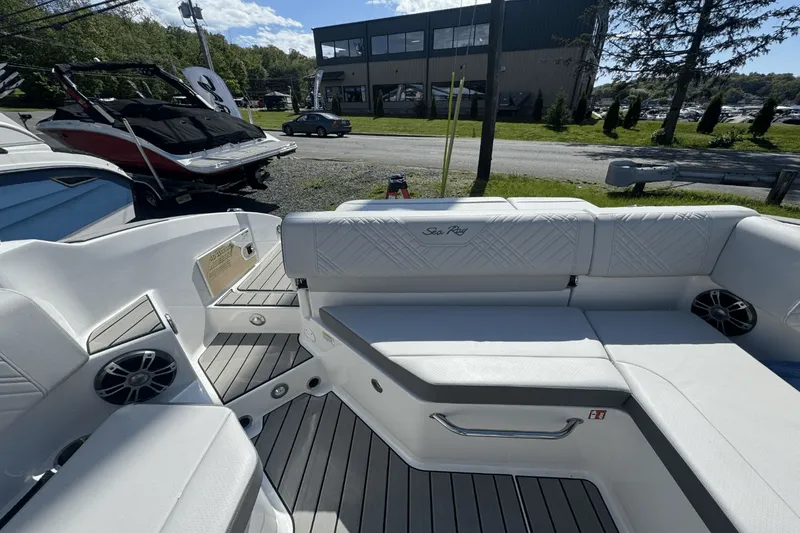 Slide: The Image of Sea Ray SDX 270 2025 - 11