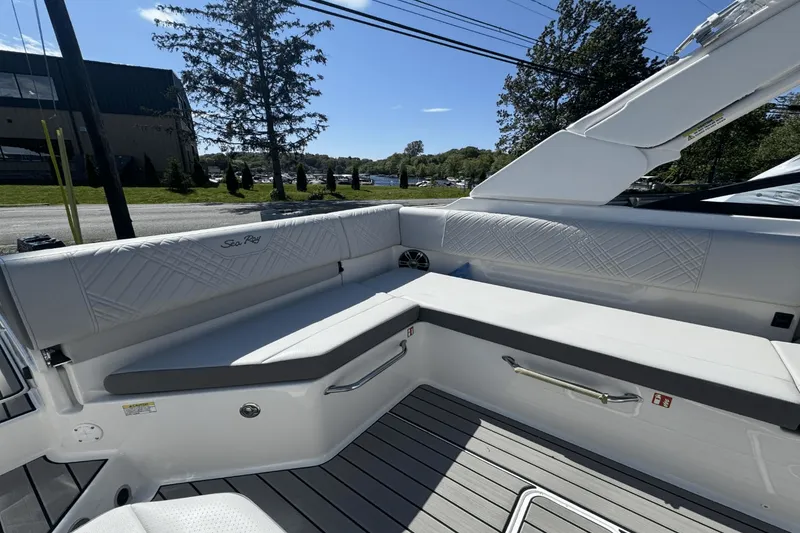 Slide: The Image of Sea Ray SDX 270 2025 - 12