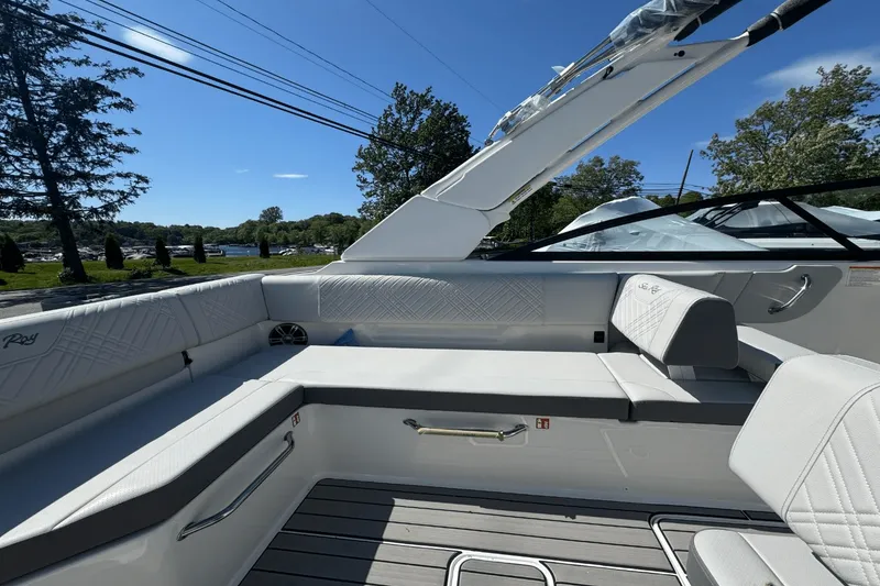 Slide: The Image of Sea Ray SDX 270 2025 - 13