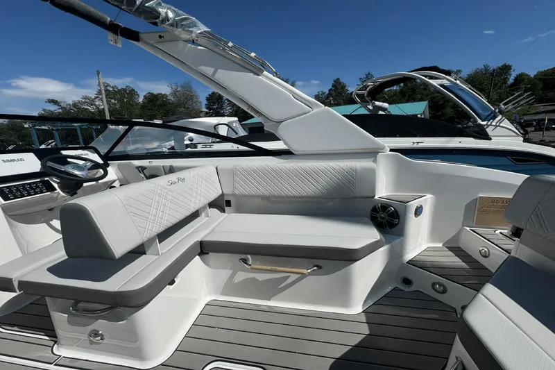Slide: The Image of Sea Ray SDX 270 2025 - 14
