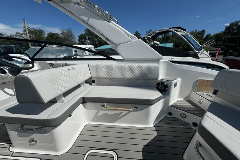 Slide: The Image of Sea Ray SDX 270 2025 - 15