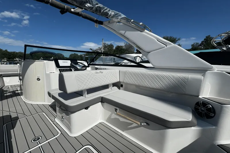 Slide: The Image of Sea Ray SDX 270 2025 - 16