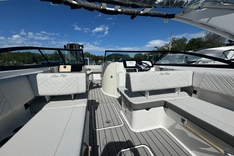 Slide: The Image of Sea Ray SDX 270 2025 - 17