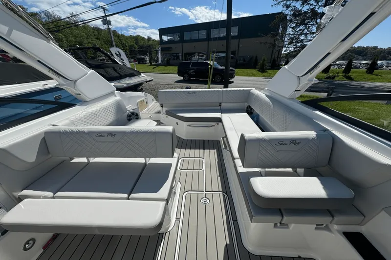 Slide: The Image of Sea Ray SDX 270 2025 - 18