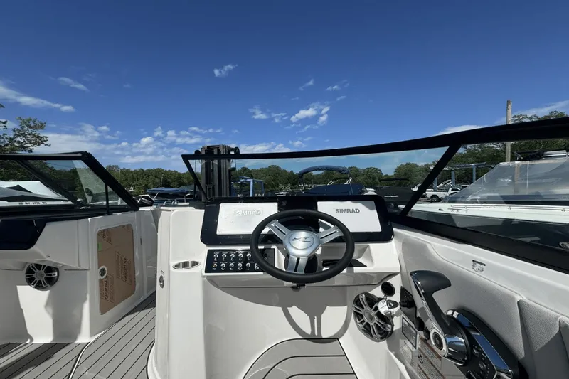 Slide: The Image of Sea Ray SDX 270 2025 - 19