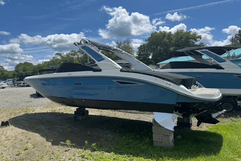 Slide: The Image of Sea Ray SDX 270 2025 - 2