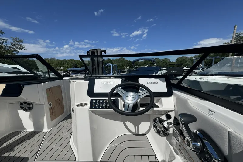 Slide: The Image of Sea Ray SDX 270 2025 - 20