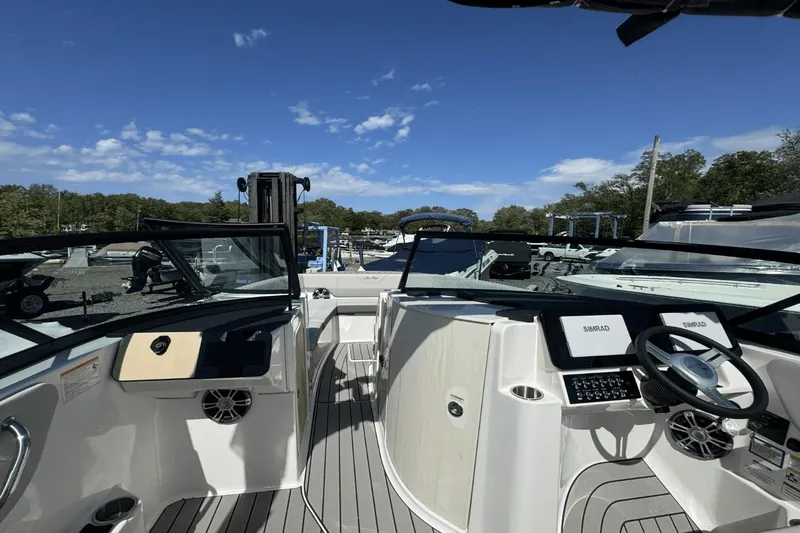 Slide: The Image of Sea Ray SDX 270 2025 - 21