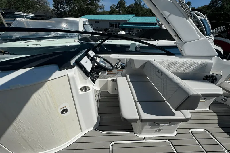 Slide: The Image of Sea Ray SDX 270 2025 - 22