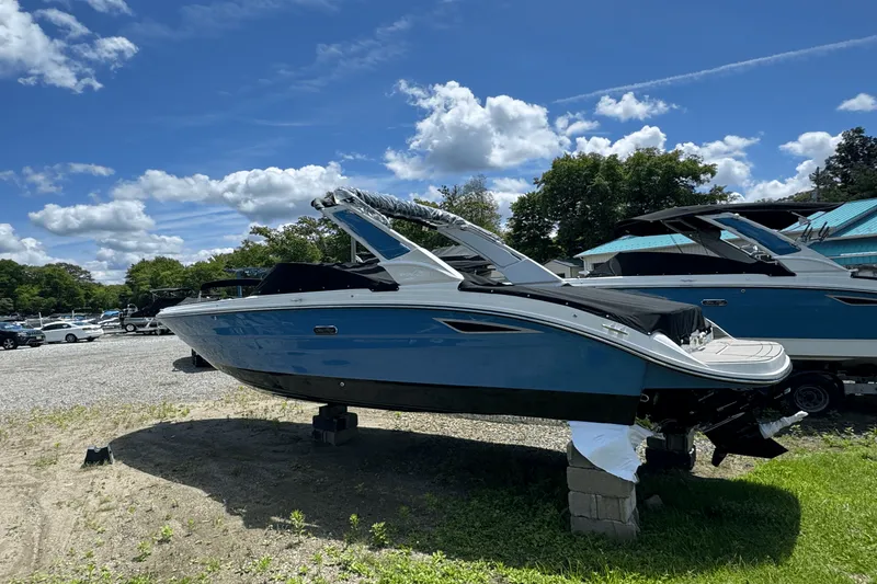 Slide: The Image of Sea Ray SDX 270 2025 - 3