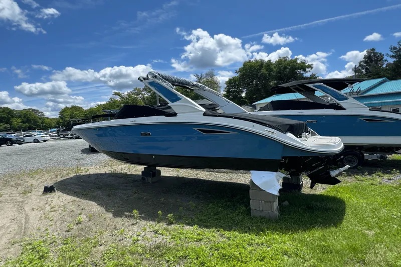 Slide: The Image of Sea Ray SDX 270 2025 - 5