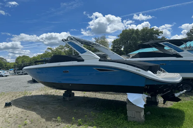 Slide: The Image of Sea Ray SDX 270 2025 - 6