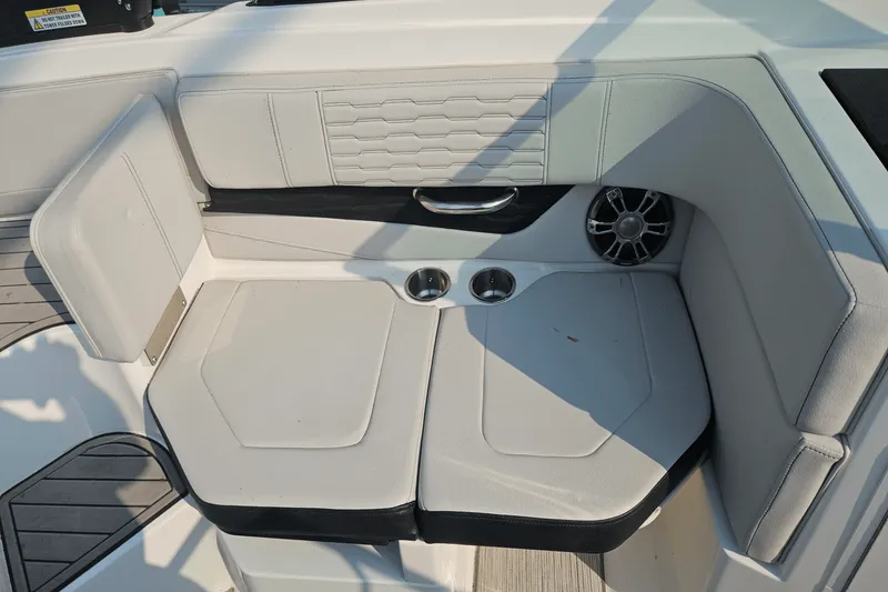 Slide: The Image of Sea Ray 19 SPX 2022 - 10