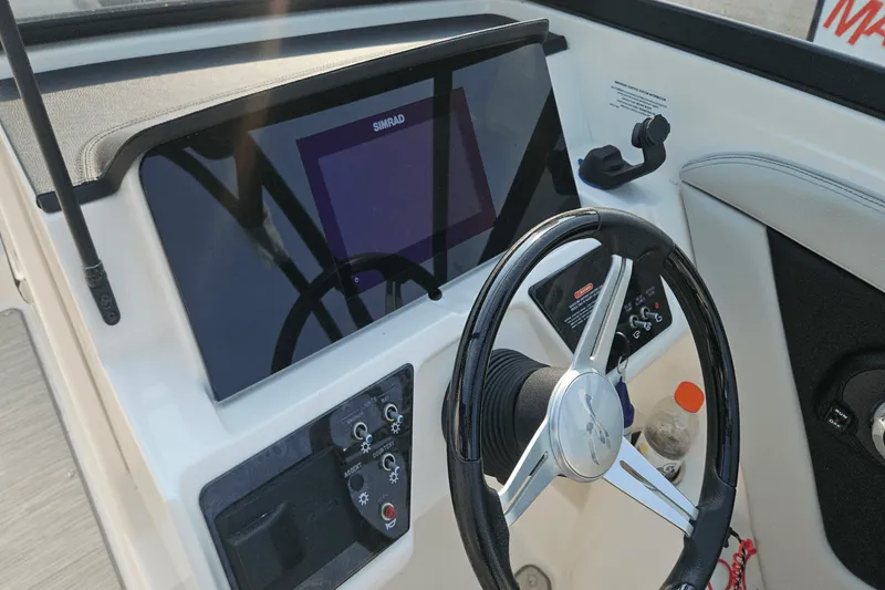 Slide: The Image of Sea Ray 19 SPX 2022 - 15