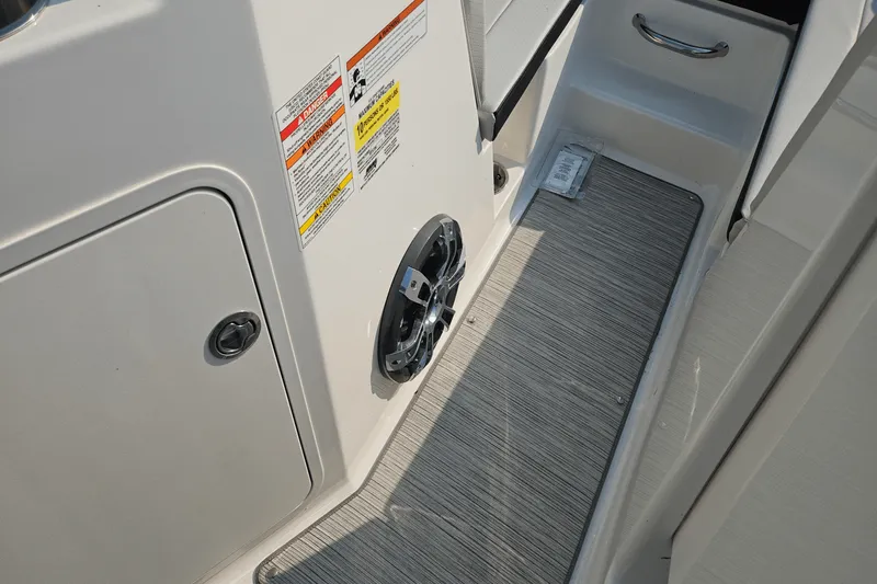 Slide: The Image of Sea Ray 19 SPX 2022 - 16