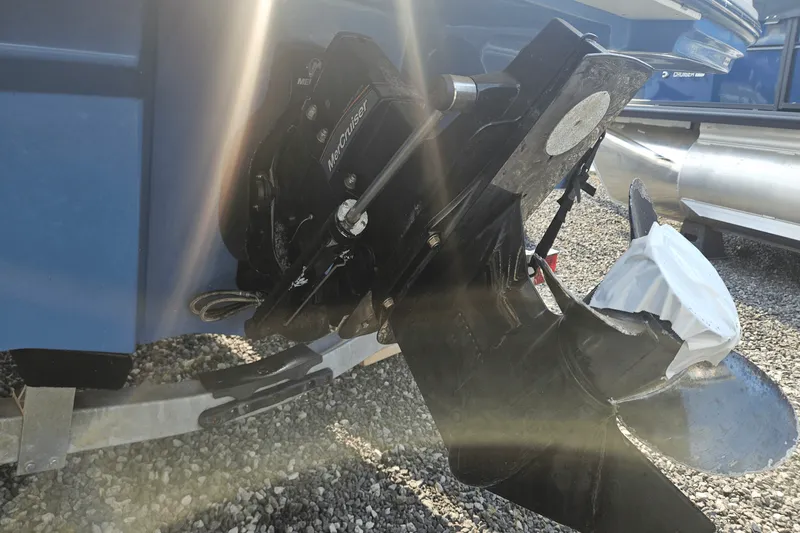 Slide: The Image of Sea Ray 19 SPX 2022 - 22