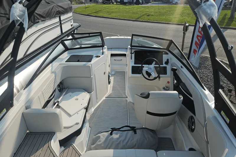 Slide: The Image of Sea Ray 19 SPX 2022 - 5