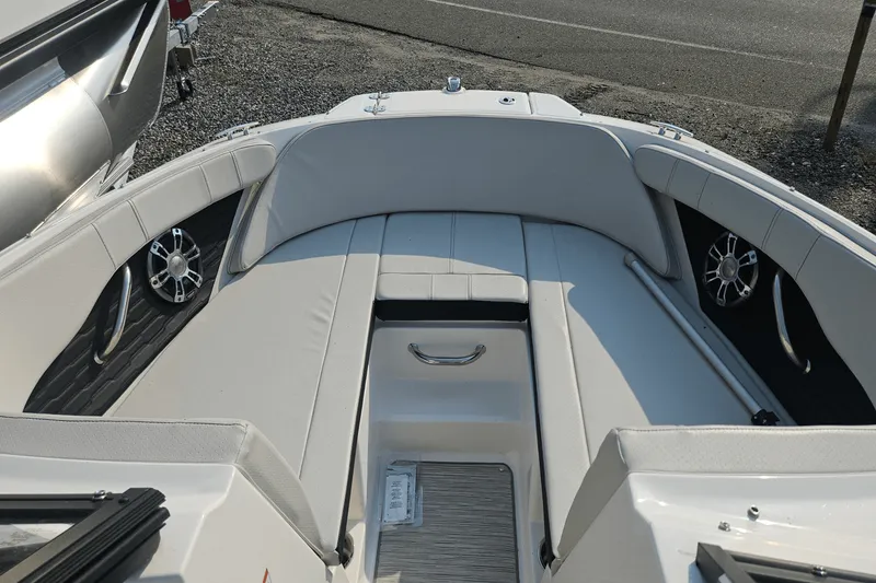 Slide: The Image of Sea Ray 19 SPX 2022 - 6