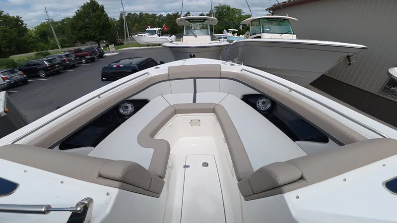 Slide: The Image of Boston Whaler 330 Vantage 2025 - 33