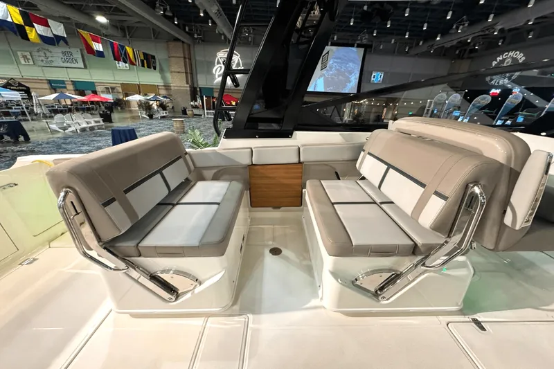 Slide: The Image of Boston Whaler 330 Vantage 2025 - 10