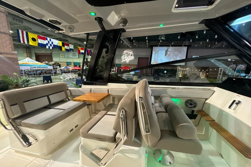 Slide: The Image of Boston Whaler 330 Vantage 2025 - 13