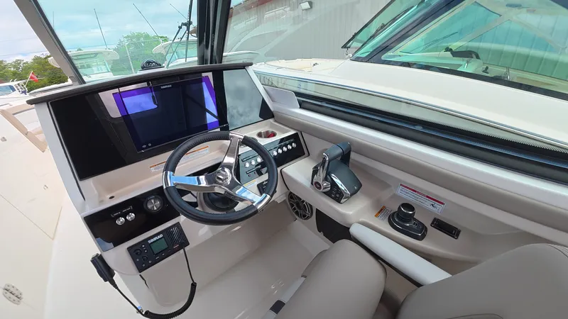 Slide: The Image of Boston Whaler 330 Vantage 2025 - 29
