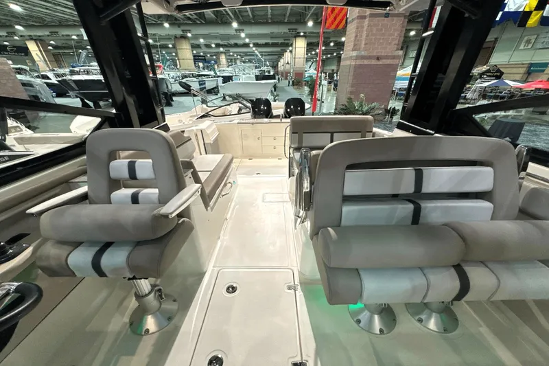 Slide: The Image of Boston Whaler 330 Vantage 2025 - 14