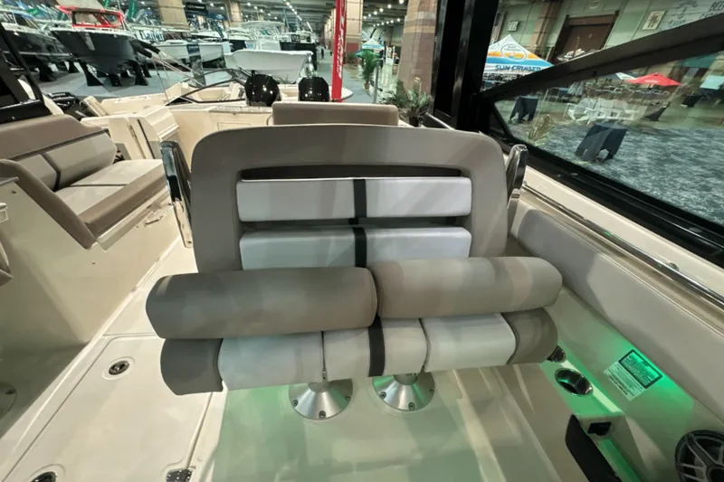 Slide: The Image of Boston Whaler 330 Vantage 2025 - 15