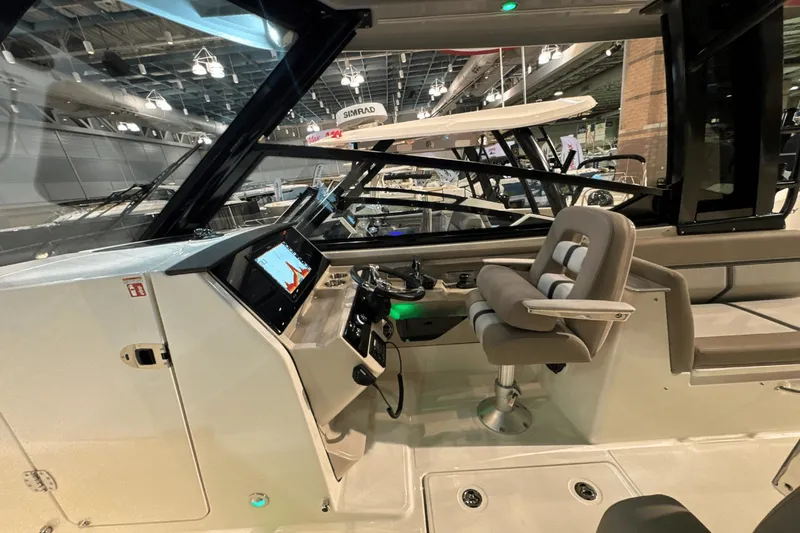 Slide: The Image of Boston Whaler 330 Vantage 2025 - 17