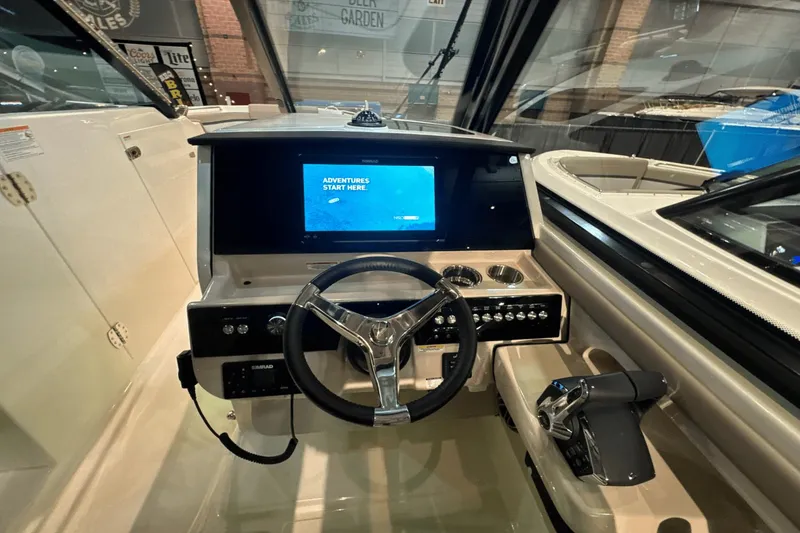 Slide: The Image of Boston Whaler 330 Vantage 2025 - 18