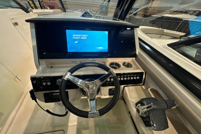 Slide: The Image of Boston Whaler 330 Vantage 2025 - 19