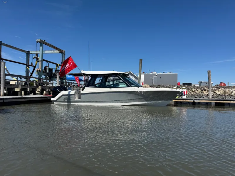 Slide: The Image of Boston Whaler 330 Vantage 2025 - 3