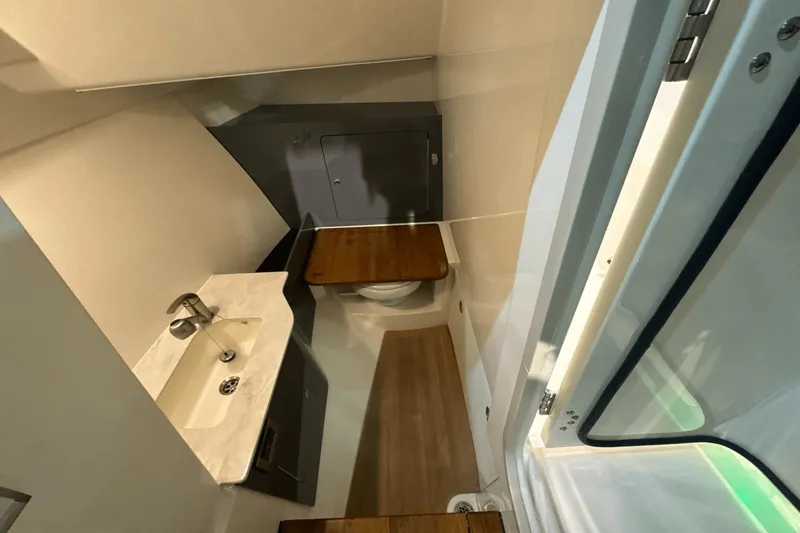 Slide: The Image of Boston Whaler 330 Vantage 2025 - 22