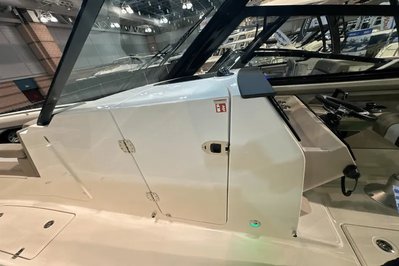 Slide: The Image of Boston Whaler 330 Vantage 2025 - 24