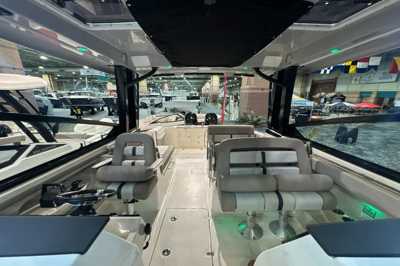 Slide: The Image of Boston Whaler 330 Vantage 2025 - 27